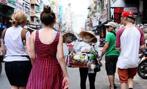 Không ít khách du lịch gặp rắc rối với những người bán hàng rong ở Việt Nam. Ảnh VTV Không ít khách du lịch gặp rắc rối với những người bán hàng rong ở Việt Nam. Ảnh VTV