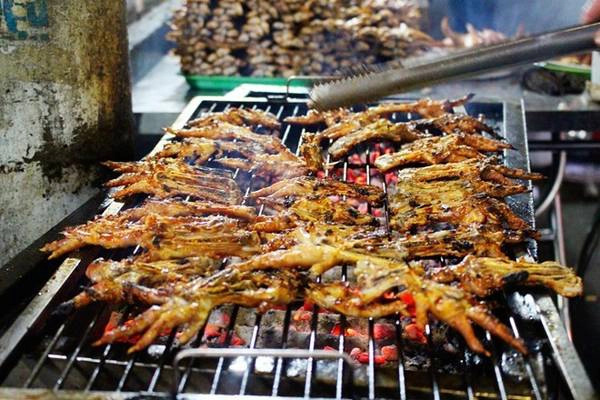 1. Chợ đêm Kỳ Lừa (Lạng Sơn) đã có từ hàng trăm năm nay. Vào các ngày phiên chợ, thanh niên các dân tộc Tày, Nùng, Dao đến đây để mua sắm hàng hóa, tìm bạn hay nguời yêu. Ảnh: Linh San. 