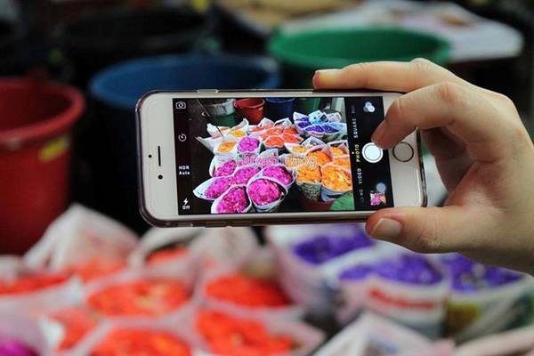 Lang thang trong khu chợ, bạn sẽ được ngắm, hít thở, mua sắm hoa thỏa thích. Ngoài hoa, chợ Hồ Thị Kỷ còn được biết đến như chợ đêm ẩm thực có tiếng của Sài Gòn. Ảnh: Huỳnh Hằng. 