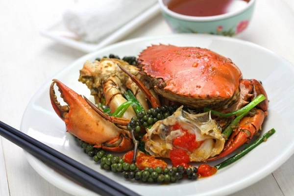 Đường hải sản: Một ngày đến thị trấn ven biển Kep, du khách có thể ghé thăm những khu chợ hải sản náo nhiệt, sau đó đi thuyền đến làng chài nhỏ của Koh Thonsay, còn được gọi là "đảo Thỏ", bơi lội trong vùng nước lấp lánh. Đến cuối ngày, du khách có thể dừng chân tại một nhà hàng hải sản địa phương, thưởng thức những món ăn hấp dẫn, đặc biệt là món cua chiên với gia vị đặc trưng là tiêu Kampot. Ảnh: Telegraph. Đường hải sản: Một ngày đến thị trấn ven biển Kep, du khách có thể ghé thăm những khu chợ hải sản náo nhiệt, sau đó đi thuyền đến làng chài nhỏ của Koh Thonsay, còn được gọi là "đảo Thỏ", bơi lội trong vùng nước lấp lánh. Đến cuối ngày, du khách có thể dừng chân tại một nhà hàng hải sản địa phương, thưởng thức những món ăn hấp dẫn, đặc biệt là món cua chiên với gia vị đặc trưng là tiêu Kampot. Ảnh: Telegraph.