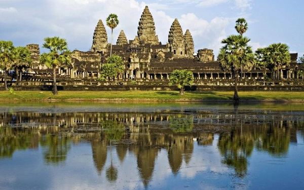 Khám phá ngôi đền Angkor Wat hùng vĩ: Ngôi đền Angkor Wat đồ sộ, được xây dựng vào thế kỷ XII là yếu tố hút khách du lịch hàng đầu ở Campuchia. Quần thể di tích tôn giáo lớn nhất thế giới này nổi bật với kiến trúc độc đáo cùng hàng nghìn bức phù điêu trang trí thể hiện sức sáng tạo và sự khéo léo của người Khmer. Ảnh: Inseasia. Khám phá ngôi đền Angkor Wat hùng vĩ: Ngôi đền Angkor Wat đồ sộ, được xây dựng vào thế kỷ XII là yếu tố hút khách du lịch hàng đầu ở Campuchia. Quần thể di tích tôn giáo lớn nhất thế giới này nổi bật với kiến trúc độc đáo cùng hàng nghìn bức phù điêu trang trí thể hiện sức sáng tạo và sự khéo léo của người Khmer. Ảnh: Inseasia.