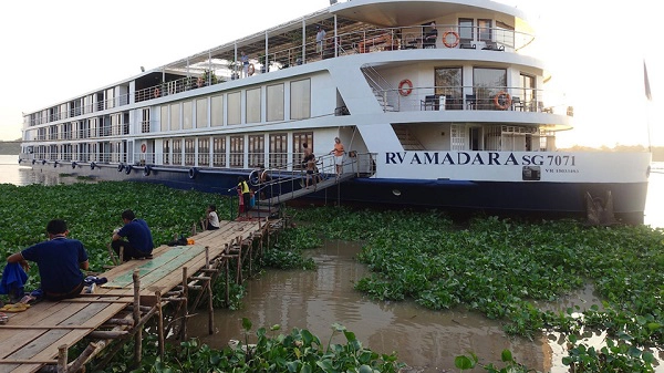 Du thuyền trên sông Mekong: Một chuyến đi thuyền dọc theo sông Mekong là trải nghiệm thú vị dành cho du khách. Không chỉ được thấy những con diệc bắt cá trên sông hay những đám lục bình bao quanh mạn thuyền, du khách còn có thể lên bờ, đi vòng qua các làng ven sông và chiêm ngưỡng, khám phá cảnh vật và cuộc sống yên bình ở đây. Ảnh: Justluxe. Du thuyền trên sông Mekong: Một chuyến đi thuyền dọc theo sông Mekong là trải nghiệm thú vị dành cho du khách. Không chỉ được thấy những con diệc bắt cá trên sông hay những đám lục bình bao quanh mạn thuyền, du khách còn có thể lên bờ, đi vòng qua các làng ven sông và chiêm ngưỡng, khám phá cảnh vật và cuộc sống yên bình ở đây. Ảnh: Justluxe.