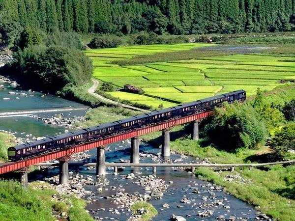 Tàu Bảy Sao tại Kyushu (Seven Stars in Kyushu): Tuyến đường sắt siêu sang của Nhật Bản có lộ trình đi qua vùng đảo có địa hình núi Kyushu. Yufuin, địa danh nổi tiếng với các hồ nước nóng, là trạm dừng cuối của chuyến tàu. Tàu Bảy Sao tại Kyushu (Seven Stars in Kyushu): Tuyến đường sắt siêu sang của Nhật Bản có lộ trình đi qua vùng đảo có địa hình núi Kyushu. Yufuin, địa danh nổi tiếng với các hồ nước nóng, là trạm dừng cuối của chuyến tàu.