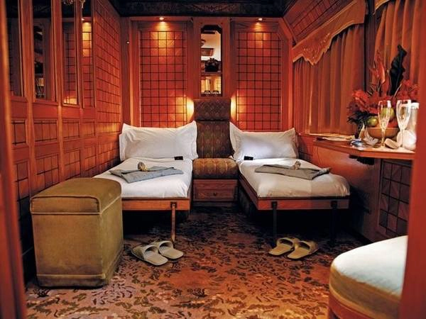 Nội thất tàu là sự kết hợp giữa phong cách kiến trúc Đông Nam Á thời thuộc địa. Các toa sử dụng chất liệu sơn mài từ Trung Quốc và Thái Lan, khoang quan sát được xây từ gỗ cây tếch để đảm bảo sự chắc chắn. Khoang Tổng thống, như trên hình, sử dụng chất liệu gỗ xà cừ, các phụ kiện cổ và bàn ghế theo phong cách quân đội. Nội thất tàu là sự kết hợp giữa phong cách kiến trúc Đông Nam Á thời thuộc địa. Các toa sử dụng chất liệu sơn mài từ Trung Quốc và Thái Lan, khoang quan sát được xây từ gỗ cây tếch để đảm bảo sự chắc chắn. Khoang Tổng thống, như trên hình, sử dụng chất liệu gỗ xà cừ, các phụ kiện cổ và bàn ghế theo phong cách quân đội.