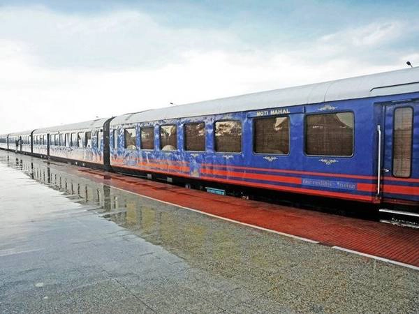 Tàu Hoàng gia Rajasthan (Royal Rajasthan on Wheels) - Ấn Độ: Hành trình 7 ngày trên chuyến tàu Hoàng gia Rajasthan sẽ giúp hành khách có được cảm giác sang trọng khi đi qua những địa điểm thi vị nhất tại bang Rajasthan. Rajasthan được mệnh danh là "Vùng đất của các vị vua", có nhiều địa danh nổi tiếng như đền Khajuraho, thánh địa Varanasi hay đền Taj Mahal. Tàu Hoàng gia Rajasthan (Royal Rajasthan on Wheels) - Ấn Độ: Hành trình 7 ngày trên chuyến tàu Hoàng gia Rajasthan sẽ giúp hành khách có được cảm giác sang trọng khi đi qua những địa điểm thi vị nhất tại bang Rajasthan. Rajasthan được mệnh danh là "Vùng đất của các vị vua", có nhiều địa danh nổi tiếng như đền Khajuraho, thánh địa Varanasi hay đền Taj Mahal.