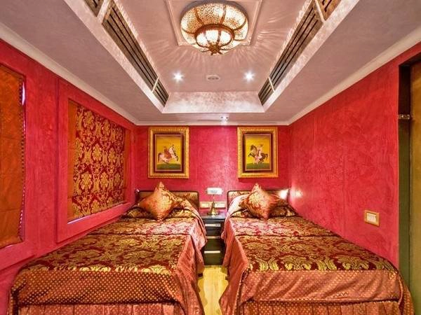 Khoang nghỉ trên tàu như một căn phòng nhỏ trong cung điện, sử dụng các chất liệu vải hàng đầu cũng như vàng để trang trí. Khoang nghỉ trên tàu như một căn phòng nhỏ trong cung điện, sử dụng các chất liệu vải hàng đầu cũng như vàng để trang trí.