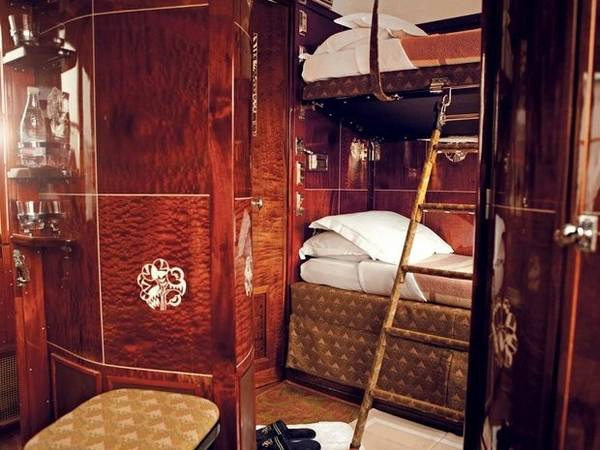 Các toa tàu được thiết kế theo trường phái nghệ thuật Art Deco. 6 khoang nằm trên chuyến tàu do kiến trúc sư Pháp René Prou thiết kế. Các toa tàu được thiết kế theo trường phái nghệ thuật Art Deco. 6 khoang nằm trên chuyến tàu do kiến trúc sư Pháp René Prou thiết kế.