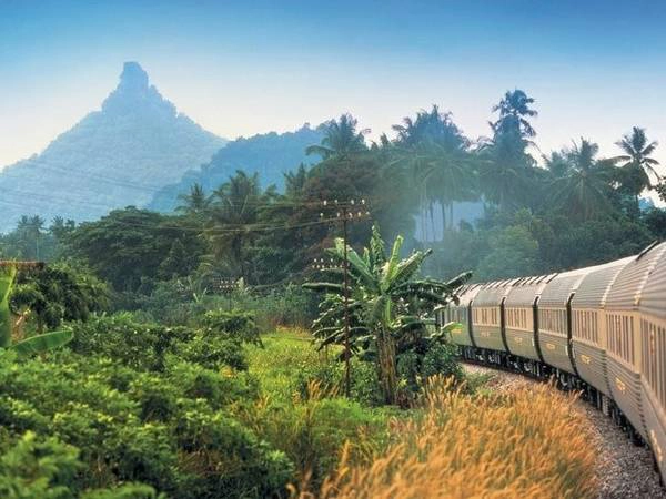 Tàu tốc hành Phương Đông (Eastern and Oriental Express): Chuyến tàu của hãng đường sắt Belmond có lộ trình đi qua nhiều địa danh tại Đông Nam Á. Cửa sổ khoang ăn uống trên chuyến tàu có thiết kế rộng, giúp hành khách tận hưởng khung cảnh bên ngoài theo cách trọn vẹn nhất. Tàu tốc hành Phương Đông (Eastern and Oriental Express): Chuyến tàu của hãng đường sắt Belmond có lộ trình đi qua nhiều địa danh tại Đông Nam Á. Cửa sổ khoang ăn uống trên chuyến tàu có thiết kế rộng, giúp hành khách tận hưởng khung cảnh bên ngoài theo cách trọn vẹn nhất.