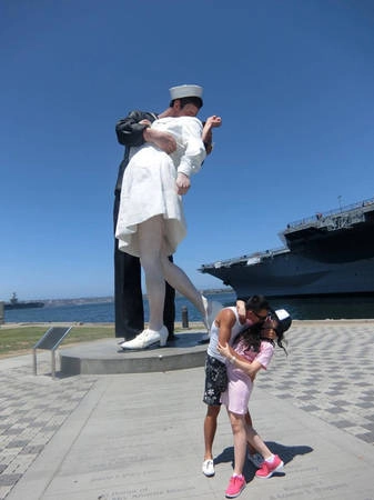 Hai vợ chồng chị Đào chụp tại San Diego, California, Mỹ, bức tượng này mô phỏng lại cảnh thuyền viên trong thời chiến tranh thế giới thứ 2, được gặp lại người yêu sau bao ngày xa cách. Hai vợ chồng chị Đào chụp tại San Diego, California, Mỹ, bức tượng này mô phỏng lại cảnh thuyền viên trong thời chiến tranh thế giới thứ 2, được gặp lại người yêu sau bao ngày xa cách.