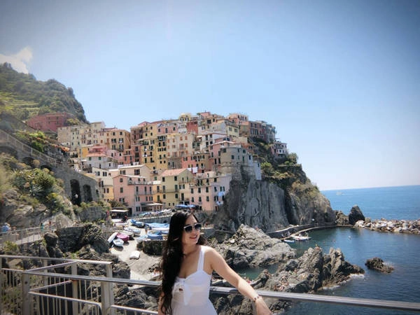 Bà mẹ hai con trong chuyến du lịch Maranola - 1 trong 5 làng chài đẹp nhất Cinque Terre, Italy. Bà mẹ hai con trong chuyến du lịch Maranola - 1 trong 5 làng chài đẹp nhất Cinque Terre, Italy.