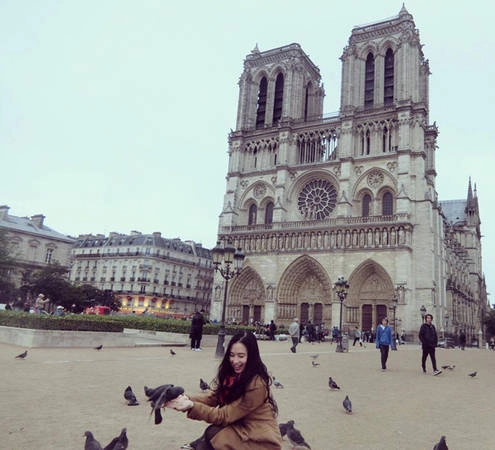 Nhà Thờ Đức Bà Paris (Notre Dame) rất nổi tiếng trong tác phẩm Thằng gù nhà thờ đức bà của Victor Hugo. Nhà Thờ Đức Bà Paris (Notre Dame) rất nổi tiếng trong tác phẩm Thằng gù nhà thờ đức bà của Victor Hugo.