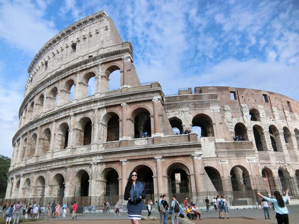 Đấu trường Colloseum cổ đại hơn 3.000 năm tuổi ở Rome, theo truyền thuyết, mọi con đường đều dẫn về đây. Đây chính là biểu tượng của đế chế La Mã cổ đại. Đấu trường Colloseum cổ đại hơn 3.000 năm tuổi ở Rome, theo truyền thuyết, mọi con đường đều dẫn về đây. Đây chính là biểu tượng của đế chế La Mã cổ đại.