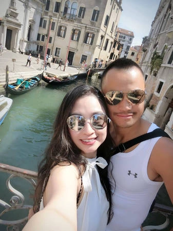 "Du lịch đối với mình, đầu tiên là phải hưởng thụ, trải nghiệm cái mới, được ăn ngon, ngắm cảnh đẹp và tìm hiểu văn hoá ở vùng đất mới. Vì thế, mình đi tự túc, tự khám phá chứ không mua tour. Người ta nói, khi còn trẻ thì nên chi tiền cho những trải nghiệm chứ đừng phung phí tiền vào những thứ xa xỉ. Đào ngẫm lại thấy câu này rất đúng. Sau mỗi chuyến đi thì vợ chồng Đào đều có những kỷ niệm đáng nhớ và mở mang hơn rất nhiều", chị Đào chia sẻ. "Du lịch đối với mình, đầu tiên là phải hưởng thụ, trải nghiệm cái mới, được ăn ngon, ngắm cảnh đẹp và tìm hiểu văn hoá ở vùng đất mới. Vì thế, mình đi tự túc, tự khám phá chứ không mua tour. Người ta nói, khi còn trẻ thì nên chi tiền cho những trải nghiệm chứ đừng phung phí tiền vào những thứ xa xỉ. Đào ngẫm lại thấy câu này rất đúng. Sau mỗi chuyến đi thì vợ chồng Đào đều có những kỷ niệm đáng nhớ và mở mang hơn rất nhiều", chị Đào chia sẻ.