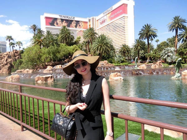 Một trong những điểm đến Anh Đào ấn tượng nhất là Las Vegas: "Đây là chốn ăn chơi nhất thế giới, thành phố không ngủ, ngày cũng như đêm không có khái niệm thời gian. Đâu đâu cũng thấy sòng bài, từ sân bay đến khắp mọi nơi trong thành phố. Giá cả không quá đắt đỏ vì các chủ sòng bạc và khách sạn muốn cung cấp cho du khách dịch vụ hợp lý, để họ vui vẻ móc hầu bao vào các sòng bạc". Một trong những điểm đến Anh Đào ấn tượng nhất là Las Vegas: "Đây là chốn ăn chơi nhất thế giới, thành phố không ngủ, ngày cũng như đêm không có khái niệm thời gian. Đâu đâu cũng thấy sòng bài, từ sân bay đến khắp mọi nơi trong thành phố. Giá cả không quá đắt đỏ vì các chủ sòng bạc và khách sạn muốn cung cấp cho du khách dịch vụ hợp lý, để họ vui vẻ móc hầu bao vào các sòng bạc".