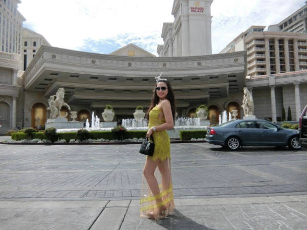 Las Vegas nằm trong vùng sa mạc nên khí hậu khô nắng nóng, các khách sạn 4-5 sao đều xây cạnh nhau và có đường đi thông nhau với lối kiến trúc đẹp mê hồn, bạn có thể bắt gặp cả phiên bản kênh đào Venice ở Italy, tháp Eiffel ngay tại Las Vegas Las Vegas nằm trong vùng sa mạc nên khí hậu khô nắng nóng, các khách sạn 4-5 sao đều xây cạnh nhau và có đường đi thông nhau với lối kiến trúc đẹp mê hồn, bạn có thể bắt gặp cả phiên bản kênh đào Venice ở Italy, tháp Eiffel ngay tại Las Vegas