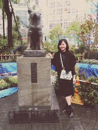 Năm 2015, Văn Mai Hương cũng có cơ hội tới Nhật Bản và tới thăm thành phố Tokyo. Cô chụp ảnh cạnh bức tượng chú chó Hachiko bằng đồng trước cửa ga Shibuya. Đây là một trong những điểm đến yêu thích của du khách khi đến Tokyo.