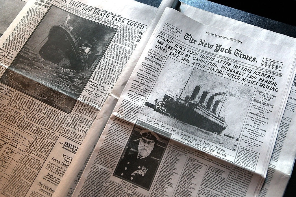 Trang nhất của New York Times số ra ngày 15/4/1912 kể về chi tiết vụ đắm tàu Titanic. Tờ báo này được trưng bày trong cuộc triển lãm "100 năm Titanic: Huyền thoại và Bí ẩn" tại New York (Mỹ). Ảnh: John Moore/Getty Images.