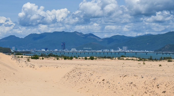 Bán đảo Phương Mai nằm cách trung tâm thành phố Quy Nhơn khoảng 10 km, ngăn giữa là đầm nước mặn Thị Nại rộng 5.000 ha. Đứng từ phía bán đảo, du khách có thể ngắm nhìn trung tâm thành phố và cầu vượt biển Thị Nại với chiều dài gần 2,5 km xếp thứ hai tại Việt Nam, sau cầu Tân Vũ - Lạch Huyện (Hải Phòng).