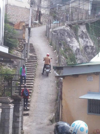 Bạn sẽ phải tròn xoe đôi mắt với Dốc Nhà Bò này. Ảnh: Dalat24h.