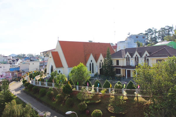 Thử tài tay lái lên Dốc Tin Lành, bạn sẽ nhận được tầm nhìn toàn cảnh  của thành phố Đà Lạt. Ảnh: didalat.