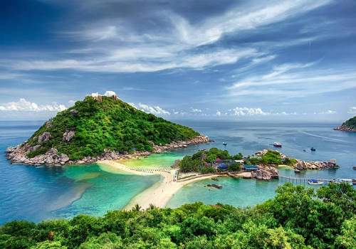 <strong>Đường bãi biển ở Ko Nang Yuan (Thái Lan): </strong> Ko Nang Yuan là một đảo nhỏ nằm về phía Tây Bắc của Ko Tao, Thái Lan. Đây là đảo có kết cấu rất đặc biệt bởi là tập hợp của cụm 3 khối đá lớn, nối liền với nhau nhờ một đường cát trắng trải dài. Đường cát này cũng chính là nơi tắm biển của khách du lịch. Mỗi ngày, khi thủy triều lên cao, đường cát lại biến mất hoàn toàn, khiến nơi đây trông như 3 hòn đảo riêng biệt. Với cảnh biển đẹp thơ mộng cùng hiện tượng "con đường đại dương", Ko Nang Yuan những năm gần đây thu hút được rất nhiều khách, trở thành điểm du lịch hấp dẫn của Thái Lan. Ảnh: touropia. <strong>Đường bãi biển ở Ko Nang Yuan (Thái Lan): </strong> Ko Nang Yuan là một đảo nhỏ nằm về phía Tây Bắc của Ko Tao, Thái Lan. Đây là đảo có kết cấu rất đặc biệt bởi là tập hợp của cụm 3 khối đá lớn, nối liền với nhau nhờ một đường cát trắng trải dài. Đường cát này cũng chính là nơi tắm biển của khách du lịch. Mỗi ngày, khi thủy triều lên cao, đường cát lại biến mất hoàn toàn, khiến nơi đây trông như 3 hòn đảo riêng biệt. Với cảnh biển đẹp thơ mộng cùng hiện tượng "con đường đại dương", Ko Nang Yuan những năm gần đây thu hút được rất nhiều khách, trở thành điểm du lịch hấp dẫn của Thái Lan. Ảnh: touropia.