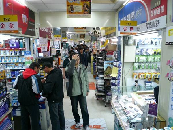 Guanghua nằm tại khu Zhongzheng của thành phố. Du khách có thể đến đây bằng tàu điện ngầm tuyến đường 1 tại điểm Zhongxiao Xinsheng. Ảnh: baike Guanghua nằm tại khu Zhongzheng của thành phố. Du khách có thể đến đây bằng tàu điện ngầm tuyến đường 1 tại điểm Zhongxiao Xinsheng. Ảnh: baike