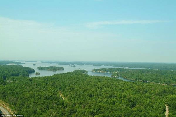 Thousand Islands, Ontario Đường chỉ kéo dài 33 km dọc theo sông St Lawrence ở Ontario, nơi có khoảng 1.800 hòn đảo phủ kín cây xanh. Phong cảnh nơi đây điểm xuyết thêm các lâu đài trên đảo, trông như một chốn thần tiên. Bên đường, đoạn giữa Gananoque và Mallorytown là nơi thích hợp cho các chuyến dã ngoại, đi tour thuyền hay chèo kayak.