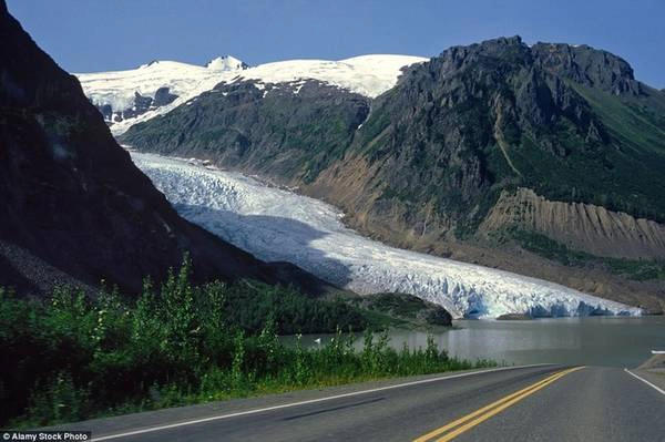 Glacier, Bristish Columbia Nổi tiếng với tên gọi Glacier (sông băng) hay cao tốc 37A, đây là một trong những hành trình mà du khách không thể bỏ qua khi tới Bristish Columbia. Glacier bắt đầu từ Stewart và kéo dài 64 km, đi qua nhiều vùng núi non trùng điệp. Con đường từng bị các sông băng phủ đầy nhưng băng đã rút bớt đi từ những năm 1940.