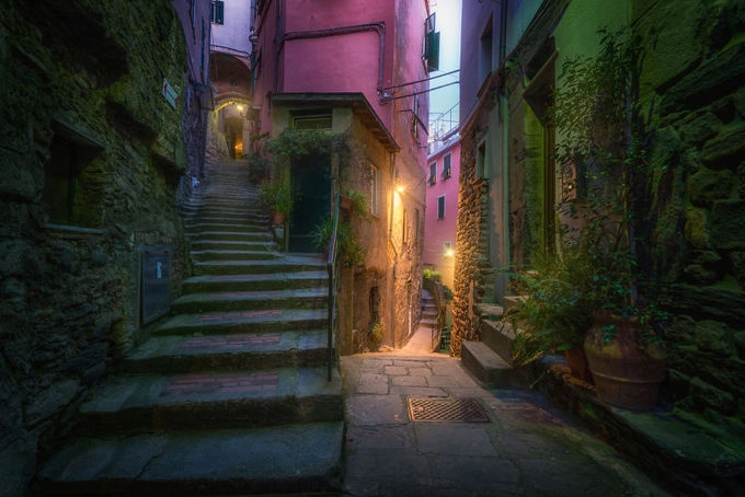 Cinque Terre là một cụm năm thị trấn cổ xưa gồm những căn nhà được phủ lên với đủ màu sắc thật bắt mắt nằm cheo leo trên các sườn đồi, ghềnh đá sát bờ biển Địa Trung Hải. Cinque Terre là một cụm năm thị trấn cổ xưa gồm những căn nhà được phủ lên với đủ màu sắc thật bắt mắt nằm cheo leo trên các sườn đồi, ghềnh đá sát bờ biển Địa Trung Hải.