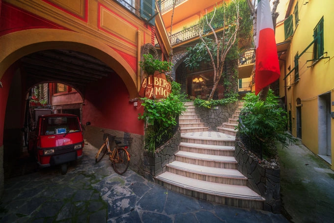 Người Italy nổi tiếng với sự hào hoa, lãng mạn. Bởi vậy là căn nhà của họ cũng luôn được tô điểm với các mảng màu thơ mộng, rực rỡ, điểm xuyết vài chậu hoa be bé, xinh xinh. Người Italy nổi tiếng với sự hào hoa, lãng mạn. Bởi vậy là căn nhà của họ cũng luôn được tô điểm với các mảng màu thơ mộng, rực rỡ, điểm xuyết vài chậu hoa be bé, xinh xinh.