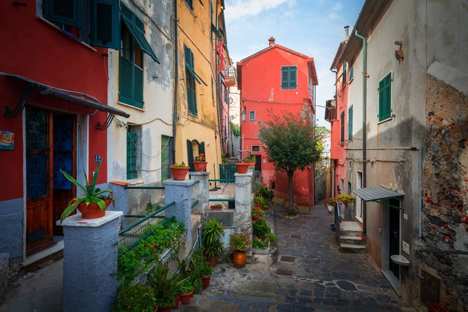 "Italy là một đất nước tuyệt diệu. Du khách thường tìm đến khu vực bên bờ biển mà quên đi vẻ đẹp bị lãng quên ở phía sau, nơi vắng bóng người. Tôi quyết định chụp bộ ảnh này vào thời điểm mùa xuân hè, khi mà thời tiết ấm áp, ánh sáng len lỏi vào tận nơi sâu nhất của con hẻm tối, làm rực lên những góc khuất bình yên nhất. Đôi khi, bạn còn có thể thấy những chú mèo dễ thương đang phơi mình", nhiếp ảnh gia cho biết. "Italy là một đất nước tuyệt diệu. Du khách thường tìm đến khu vực bên bờ biển mà quên đi vẻ đẹp bị lãng quên ở phía sau, nơi vắng bóng người. Tôi quyết định chụp bộ ảnh này vào thời điểm mùa xuân hè, khi mà thời tiết ấm áp, ánh sáng len lỏi vào tận nơi sâu nhất của con hẻm tối, làm rực lên những góc khuất bình yên nhất. Đôi khi, bạn còn có thể thấy những chú mèo dễ thương đang phơi mình", nhiếp ảnh gia cho biết.