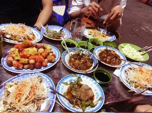 Hẻm 51 Cao Thắng, quận 3 Con hẻm gần chợ Bàn Cờ mỗi chiều tấp nập thực khách với nhiều quán ăn như bánh bèo, súp cua, phá lấu, há cảo… đặc biệt là quán cháo Tiều 70 năm. Các món hải sản như ốc, cua, sò cũng được thực khách yêu thích. Giá cả ở đây được cho là bình dân, từ 20.000 đồng một phần. Ảnh: Ngân Võ.
