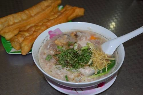Cháo Tiều có giá cao hơn so với mặt bằng chung, một tô đầy đủ gồm lòng heo, tim, cật, thịt heo xay, dạ dày, cá xắt lát, nấm rơm..., 65.000 đồng. Ảnh: Thanh Tuyết.