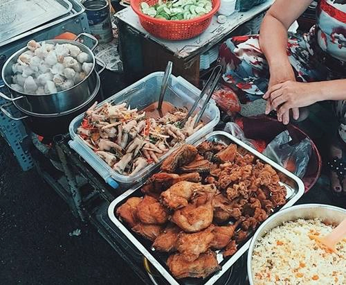 Hẻm 76 Hai Bà Trưng, quận 1 Con hẻm thường bắt đầu bán hàng từ 3h chiều, trước đây khách chủ yếu là các nhân viên văn phòng làm việc gần đó, sau này có nhiều du khách tìm hiểu khám phá. Ở đây có nhiều món ăn vặt trứ danh từ bánh mì, cơm chiên, chân gà sả ớt, bún thái, súp cua, gỏi cuốn đến chè, bánh flan. Khách gửi xe ở cuối hẻm, giá 5.000 đồng rồi ghé vào các quán ăn, chủ yếu dùng ghế nhựa làm bàn. Ảnh: Thanh Tùng.