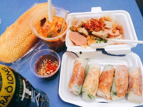 Giá cả các món từ 20.000 đồng, rẻ so với khu vực quận 1 nên rất đông khách. Điểm trừ của hẻm này là những chiều mưa thì bất tiện, nhìn thiếu vệ sinh. Ảnh: Tường Vi.