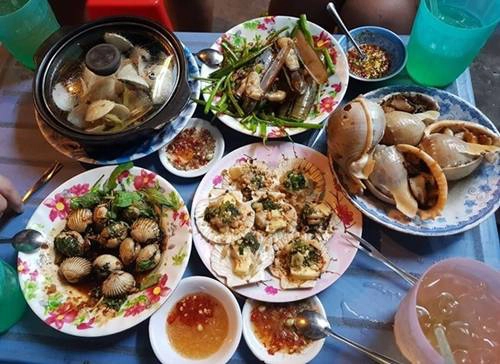 Hẻm 200 Xóm Chiếu, quận 4 Con hẻm 100 m gần chợ 200 luôn tấp nập khách mỗi buổi chiều. Các quán ăn ở đây bày nhiều món, và khi có khách gọi mới chế biến, món ăn luôn nóng. Nổi bật có quán bánh chuối chiên của bốn chị em, hay phá lấu giá 20.000 đồng, nui gà xé, bò cuốn lá lốt. Các món hải sản cũng bày bán nhiều. Ảnh: Mai Anh.