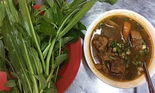 Hẻm 284 Lê Văn Sỹ, quận Tân Bình Có diện tích rộng hơn các con hẻm khác, nơi đây bán đồ ăn vặt dọc hai bên, gồm nhiều quán lâu đời và mới mở. Bún riêu ốc 25.000 đồng một tô, bánh cuốn, bò kho là những món được nhiều người khen. Các món giải khát như trà sữa, sinh tố, bánh flan mới mở cũng có giá vừa phải. Ảnh: Foody.