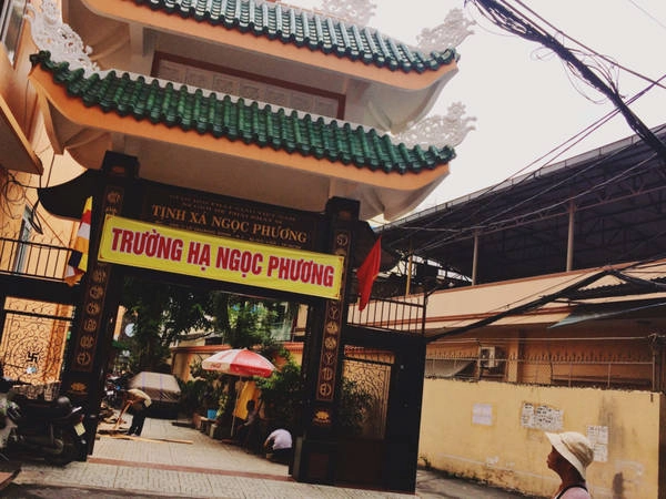5. Hẻm thiền: Nấp mình trong một con hẻm nhỏ ở 498 Lê Quang Định, những ngôi chùa ở đây chia nhau từng góc hẻm nhẹ nhàng và nghiêm nghị, vậy nên người ta gọi gọn đây là hẻm thiền. 5. Hẻm thiền: Nấp mình trong một con hẻm nhỏ ở 498 Lê Quang Định, những ngôi chùa ở đây chia nhau từng góc hẻm nhẹ nhàng và nghiêm nghị, vậy nên người ta gọi gọn đây là hẻm thiền.