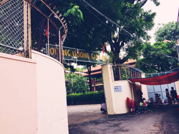 Đa số dân cư ở đây theo đạo Phật. Căn nhà đầu ngõ cứ sáng lại cắt tỉa bán hoa. Cuối hẻm có quán xá nhỏ dưới tán cây lớn, trẻ em nô đùa quanh hẻm. Đa số dân cư ở đây theo đạo Phật. Căn nhà đầu ngõ cứ sáng lại cắt tỉa bán hoa. Cuối hẻm có quán xá nhỏ dưới tán cây lớn, trẻ em nô đùa quanh hẻm.