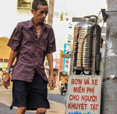 Nhìn hình ảnh những cô bác dừng xe uống chút trà, lấy viên thuốc đau đầu hay đơn giản là nói một vài câu với nhau rồi đi giữa tiết trời Sài Gòn nắng mưa thất thường này, thật sự có nhiều thứ để nhớ, nhớ thương. Nhìn hình ảnh những cô bác dừng xe uống chút trà, lấy viên thuốc đau đầu hay đơn giản là nói một vài câu với nhau rồi đi giữa tiết trời Sài Gòn nắng mưa thất thường này, thật sự có nhiều thứ để nhớ, nhớ thương.