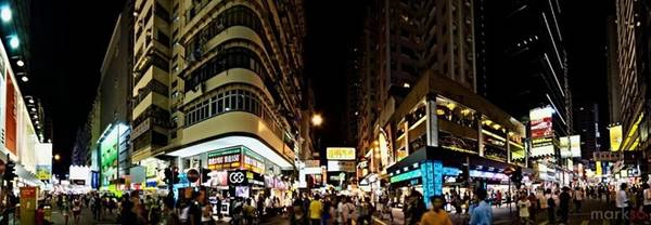 Mong Kok - nơi tập trung bày bán những sản phẩm kỹ thuật số. Du khách muốn mua máy ảnh kỹ thuật số chính hãng đời mới với giá rẻ nhất nhất định phải tới khu này. Nhung-con-pho-buon-ban-sam-uat-o-Hong-Kong-ivivu-1