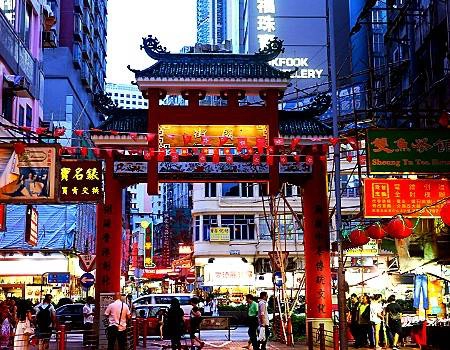 Phố Temple còn gọi là “phố nam giới” vì các mặt hàng bày bán chủ yếu dành cho phái mạnh, giá không đắt. Nhung-con-pho-buon-ban-sam-uat-o-Hong-Kong-ivivu-7