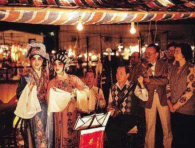 Khi đêm xuống, con đường này trở thành “hộp đêm bình dân” với kẻ hát, người đàn, người đọc sách, bói toán, buôn bán... Nhung-con-pho-buon-ban-sam-uat-o-Hong-Kong-ivivu-8