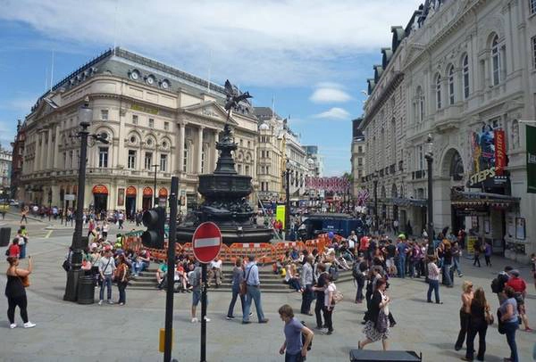 Piccadilly Circus, London là nơi giao nhau của những cung đường nổi tiếng ở London.