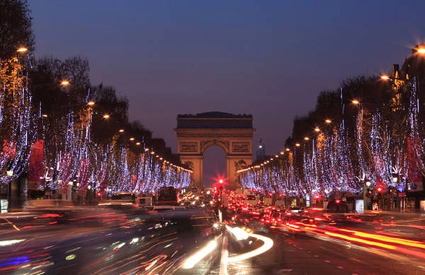 Đại lộ Champs-Elysees của thủ đô Paris nước Pháp được bình chọn là con đường đẹp nhất hành tinh.