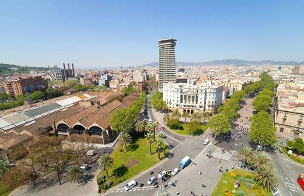 Đường La Rambla nằm ở trung tâm Barcelona, Tây Ban Nha