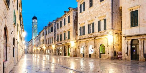 Phố cổ ở Dubrovnik, Croatia: Toàn bộ khu vực phố cổ của Dubrovnik đều dành cho người đi bộ, cấm mọi phương tiện có động cơ. Du khách có thể thỏa thích đi dạo ở những con phố nổi tiếng như Stradun, tuyến đường mua sắm chính với nhiều công trình kiến trúc cổ theo phong cách Gothic và La Mã. Ảnh: Cristinatrujillano. Phố cổ ở Dubrovnik, Croatia: Toàn bộ khu vực phố cổ của Dubrovnik đều dành cho người đi bộ, cấm mọi phương tiện có động cơ. Du khách có thể thỏa thích đi dạo ở những con phố nổi tiếng như Stradun, tuyến đường mua sắm chính với nhiều công trình kiến trúc cổ theo phong cách Gothic và La Mã. Ảnh: Cristinatrujillano.