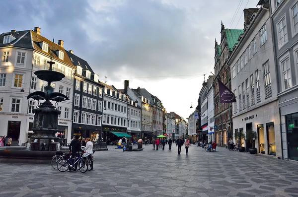 Phố Strøget, Copenhagen, Đan Mạch: Đây là một điểm tham quan nổi tiếng đông khách của khu Copenhagen cổ. Strøget là một trong những phố đi bộ mua sắm dài nhất châu Âu (1,1 km), với các tòa nhà cổ kính, không gian rộng rãi, khoáng đạt. Ảnh: Noodlesricedumpling. Phố Strøget, Copenhagen, Đan Mạch: Đây là một điểm tham quan nổi tiếng đông khách của khu Copenhagen cổ. Strøget là một trong những phố đi bộ mua sắm dài nhất châu Âu (1,1 km), với các tòa nhà cổ kính, không gian rộng rãi, khoáng đạt. Ảnh: Noodlesricedumpling.