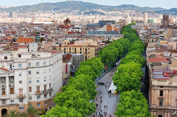 Phố La Rambla, Barcelona, Tây Ban Nha: Với hàng cây xanh mướt trải dọc phố, La Rambla là tuyến đường đi bộ nhộn nhịp và sôi động nhất Barcelona. Phần lớn thời gian, lượng du khách ở đây còn đông hơn số người dân địa phương. La Rambla có nhiều cửa hàng, quán ăn, quán cà phê hấp dẫn dành cho du khách. Ảnh: Touropia. Phố La Rambla, Barcelona, Tây Ban Nha: Với hàng cây xanh mướt trải dọc phố, La Rambla là tuyến đường đi bộ nhộn nhịp và sôi động nhất Barcelona. Phần lớn thời gian, lượng du khách ở đây còn đông hơn số người dân địa phương. La Rambla có nhiều cửa hàng, quán ăn, quán cà phê hấp dẫn dành cho du khách. Ảnh: Touropia.