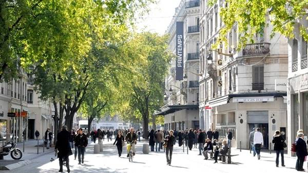 Phố République, Lyon, Pháp: Con phố mua sắm chính của Lyon thu hút du khách không chỉ nhờ những cửa hàng phong phú, mà còn do vẻ đẹp của các tòa nhà, hàng cây xanh mướt. Ảnh: Uefa. Phố République, Lyon, Pháp: Con phố mua sắm chính của Lyon thu hút du khách không chỉ nhờ những cửa hàng phong phú, mà còn do vẻ đẹp của các tòa nhà, hàng cây xanh mướt. Ảnh: Uefa.